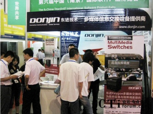 參觀者對東進展出產品與方案產生濃厚興趣