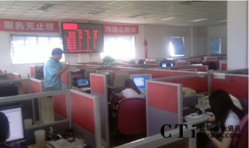 項(xiàng)目負(fù)責(zé)人周建龍工程師正在與客服交流呼叫中心的使用感受