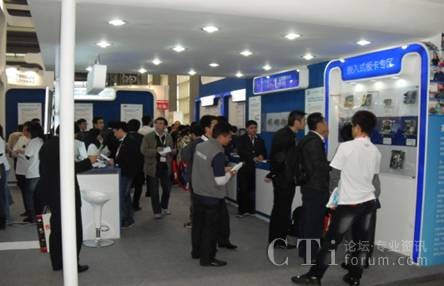 參展人員紛紛索取資料,咨詢相關(guān)人員技術(shù)問題