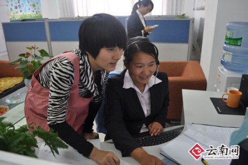 分公司10088貴賓服務(wù)專線錄音質(zhì)檢師張麗仙正與同事討論工作