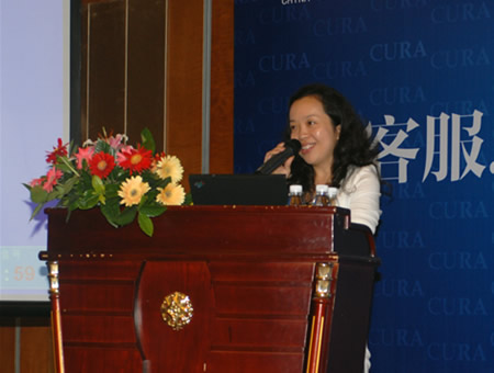 藍(lán)光地產(chǎn)營(yíng)銷CRM中心常務(wù)副總經(jīng)理熊瑛女士介紹藍(lán)光CRM之道